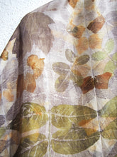 Lade das Bild in den Galerie-Viewer, Sciarpa Ecoprint 100% Seta, n°3 varianti, Tintura Naturale