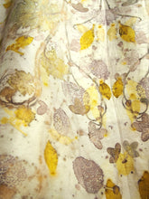Lade das Bild in den Galerie-Viewer, Sciarpa Ecoprint 100% Seta, n°2 varianti, Tintura Naturale
