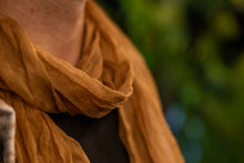 Carica l'immagine nel visualizzatore di Gallery, Sciarpa media 100% Seta, 19 varianti, Tintura Naturale