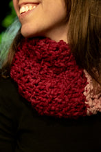 Carica l'immagine nel visualizzatore di Gallery, Scaldacollo fatto a mano 100% Lana, 3 colori, Tintura Naturale