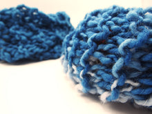 Carica l'immagine nel visualizzatore di Gallery, Scaldacollo fatto a mano 100% Lana, 3 colori, Tintura Naturale