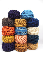 Carica l'immagine nel visualizzatore di Gallery, Gomitolo 100% Lana Sarda (100gr.), 4 colori, filato spesso, Tintura Naturale