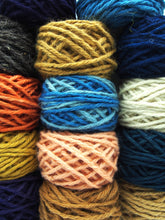 Carica l'immagine nel visualizzatore di Gallery, Gomitolo 100% Lana Sarda (100gr.), 4 colori, filato spesso, Tintura Naturale