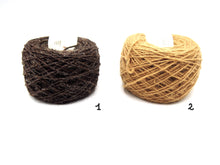 Carica l'immagine nel visualizzatore di Gallery, Gomitolo 100% Lana Sarda (100gr.), 8 colori, filato sottile, Tintura Naturale