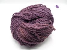 Carica l'immagine nel visualizzatore di Gallery, Matassa 100% Lana italiana (250 gr.), 11 colori, Tintura Naturale