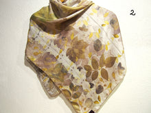 Lade das Bild in den Galerie-Viewer, Sciarpa Ecoprint 100% Seta, n°3 varianti, Tintura Naturale