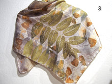 Lade das Bild in den Galerie-Viewer, Sciarpa Ecoprint 100% Seta, n°3 varianti, Tintura Naturale