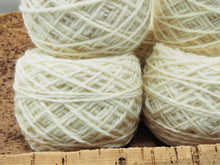 Carica l'immagine nel visualizzatore di Gallery, 1kg di Lana Merinos 100%, Bianco Naturale
