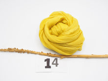 Lade das Bild in den Galerie-Viewer, Mittelgroßer Schal aus 100 % Seide, 25 Farbtöne, natürlich gefärbt
