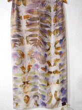 Lade das Bild in den Galerie-Viewer, Sciarpa Ecoprint 100% Seta, 2 Pezzi Unici, Tintura Naturale
