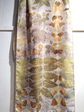 Lade das Bild in den Galerie-Viewer, Sciarpa Ecoprint 100% Seta, n°3 varianti, Tintura Naturale
