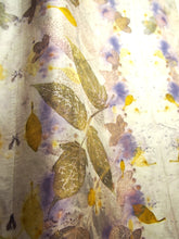 Carica l'immagine nel visualizzatore di Gallery, Sciarpa Ecoprint 100% Seta, n°3 varianti, Tintura Naturale
