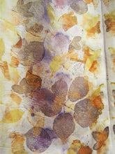 Carica l'immagine nel visualizzatore di Gallery, Sciarpa Ecoprint 100% Seta, n°3 varianti, Tintura Naturale
