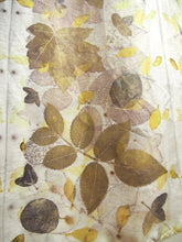 Lade das Bild in den Galerie-Viewer, Sciarpa Ecoprint 100% Seta, n°3 varianti, Tintura Naturale
