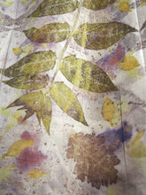 Lade das Bild in den Galerie-Viewer, Sciarpa Ecoprint 100% Seta, n°3 varianti, Tintura Naturale
