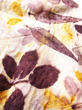 Lade das Bild in den Galerie-Viewer, Ecoprint Maxi-Stola aus 100 % Merinowolle, natürlich gefärbt
