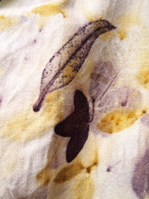Lade das Bild in den Galerie-Viewer, Ecoprint Maxi-Stola aus 100 % Merinowolle, natürlich gefärbt
