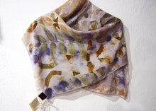 Lade das Bild in den Galerie-Viewer, Sciarpa Ecoprint 100% Seta, 2 Pezzi Unici, Tintura Naturale
