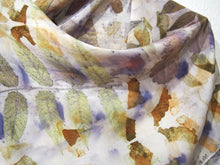 Lade das Bild in den Galerie-Viewer, Sciarpa Ecoprint 100% Seta, 2 Pezzi Unici, Tintura Naturale
