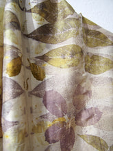 Lade das Bild in den Galerie-Viewer, Sciarpa Ecoprint 100% Seta, 2 Pezzi Unici, Tintura Naturale
