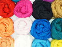 Lade das Bild in den Galerie-Viewer, Mittelgroßer Schal aus 100 % Seide, 25 Farbtöne, natürlich gefärbt
