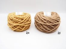 Carica l'immagine nel visualizzatore di Gallery, Gomitolo 100% Lana Sarda (100gr.), 26 colori, filato spesso, Tintura Naturale
