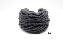 Carica l'immagine nel visualizzatore di Gallery, Gomitolo 100% Lana Sarda (100gr.), 26 colori, filato spesso, Tintura Naturale
