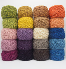 Lade das Bild in den Galerie-Viewer, Knäuel aus 100 % sardischer Wolle, 27 Farbtöne, natürlich gefärbt
