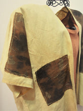 Lade das Bild in den Galerie-Viewer, Kimono aus 100 % Leinen mit Ökodruck, Einzelstück, natürlich gefärbt
